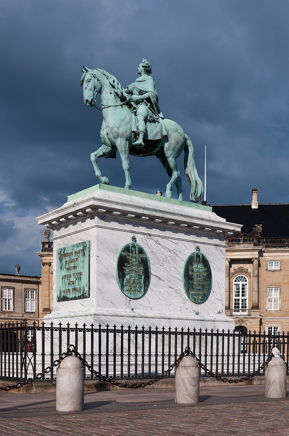 Frederik V statue in Amalienborg Palace Copenhagen 2014 01.jpg