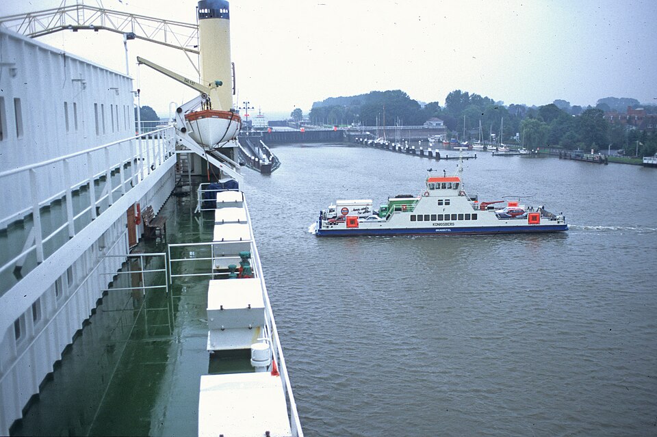 Autofähre Königsberg bei Brunsbüttel 1994 HBdia00483.jpg