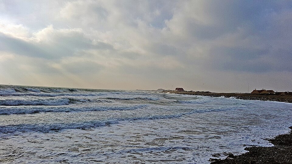 Choppy winter waves at beach Skagen Denmark 01.jpg